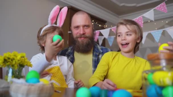 Traditionen Der Osterfamilie Vater Und Zwei Kaukasische Fröhliche Kinder Mit — Stockvideo