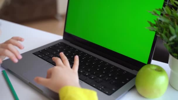 Sluiten Schoolmeisje Kind Handen Typen Toetsenbord Met Behulp Van Laptop — Stockvideo