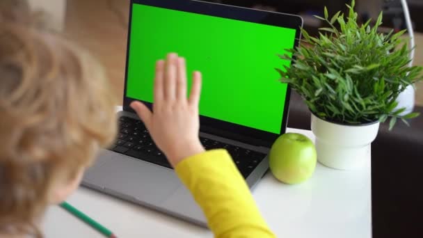 Okullu Çocuk Ellerini Dokunmatik Ekranlı Online Eğitim Kursunu Kullanarak Klavye — Stok video