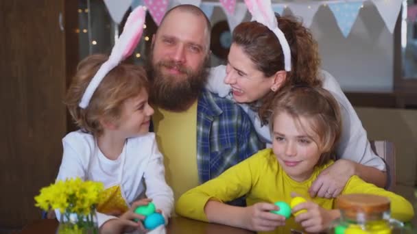 复活节星期日家庭传统 两个白种人快乐的孩子 长着小兔子的耳朵 面带微笑地看着镜头和复活节彩蛋 祝你全家节日快乐 — 图库视频影像