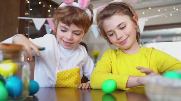 Easter Sunday Family Holiday Traditions Two Caucasian Happy Siblings Kids — ストック動画