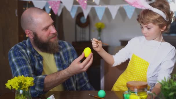 Húsvéti Családi Hagyományok Apa Óvodás Boldog Gyermek Lánya Nyuszifül Játszik — Stock videók