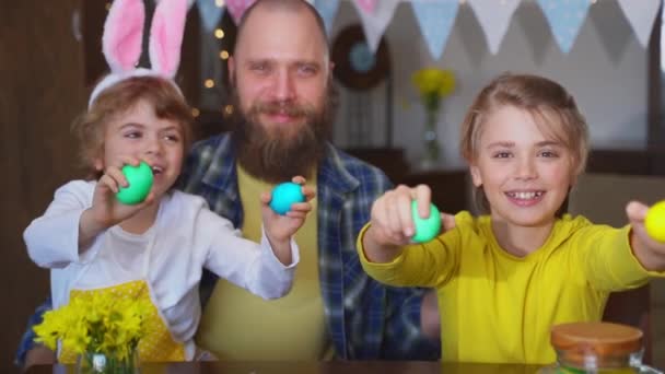 Tradiciones Familiares Pascua Padre Dos Niños Felices Caucásicos Con Orejas — Vídeo de stock