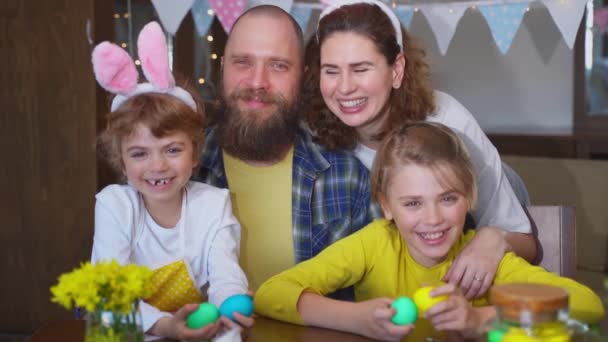 Húsvét Vasárnap Családi Hagyományok Szülők Anya Apa Két Kaukázusi Boldog — Stock videók
