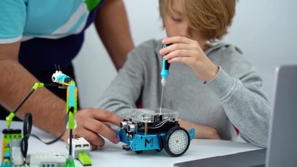 Robotika Programozó Óra Gyerekek Robotot Építenek Kódolnak Stem Oktatás Építőkockákkal — Stock videók