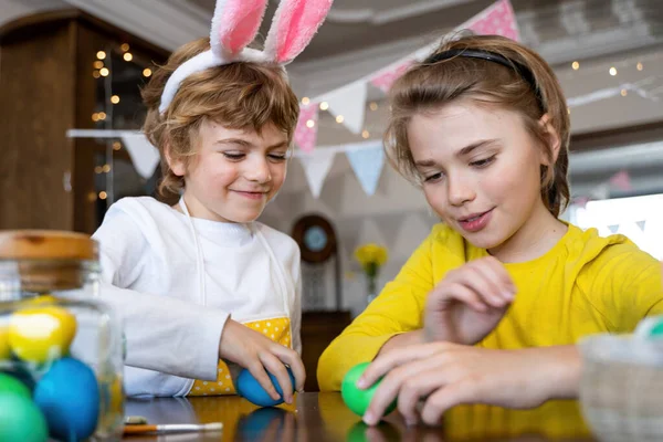 Pasqua Tradizioni Familiari Due Bambini Felici Caucasici Con Tintura Orecchi — Foto Stock