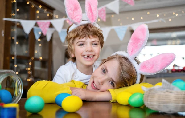 Tradiciones Familiares Pascua Dos Niños Caucásicos Felices Orejas Conejo Jugando —  Fotos de Stock