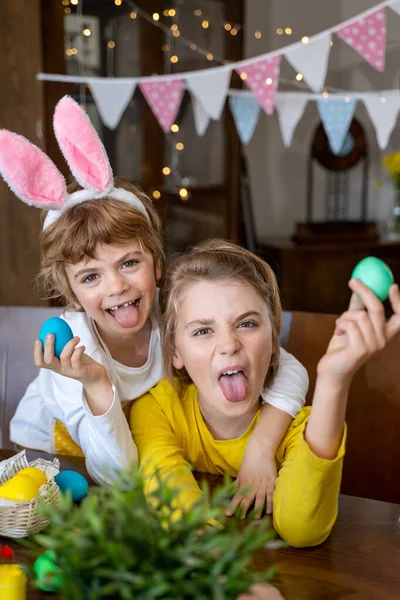 Tradiciones Familiares Pascua Dos Niños Caucásicos Felices Con Orejas Conejo —  Fotos de Stock