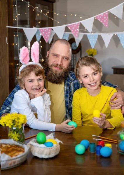 Tradiciones Familiares Pascua Padre Dos Niños Caucásicos Felices Con Orejas —  Fotos de Stock