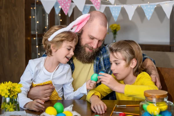 Tradiciones Familiares Pascua Padre Dos Niños Felices Caucásicos Con Orejas —  Fotos de Stock