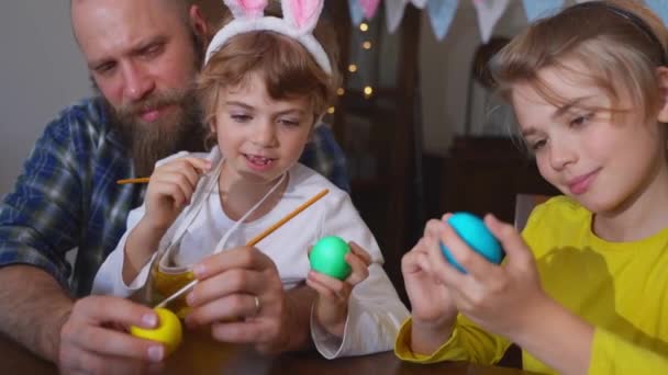 Traditionen Der Osterfamilie Papa Und Zwei Kaukasische Fröhliche Kinder Mit — Stockvideo