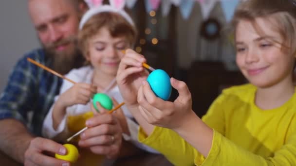 Rodzinne Tradycje Tata Dwójka Białych Szczęśliwych Dzieci Króliczymi Uszami Farbują — Wideo stockowe