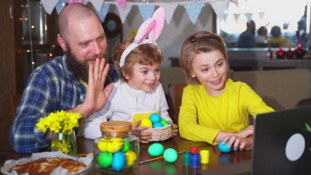 Happy Family Easter Tradition Remote Greeting Relatives Using Laptop Painting — Vídeo de Stock