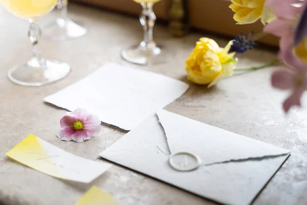 Sanfte Hochzeit Florale Dekoration Komposition Blumensträuße Über Weiße Einladung Und — Stockfoto