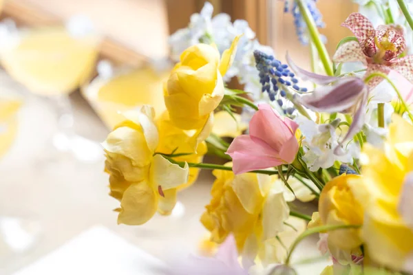 优雅的婚礼花卉装饰组合花束 白色的邀请函和鸡尾酒眼镜 顶部视图 有选择的软焦点 设计广告的复制空间 负空间 — 图库照片