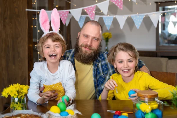 Tradiciones Familiares Pascua Padre Dos Niños Caucásicos Felices Con Orejas —  Fotos de Stock