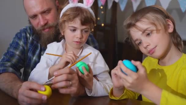 Traditionen Der Osterfamilie Papa Und Zwei Kaukasische Fröhliche Kinder Mit — Stockvideo