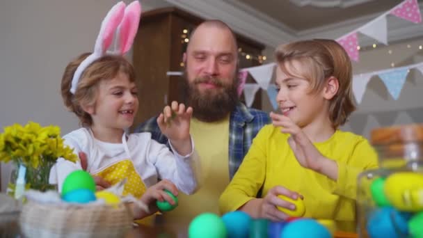 Tradições Família Páscoa Pai Duas Crianças Caucasianas Felizes Com Orelhas — Vídeo de Stock