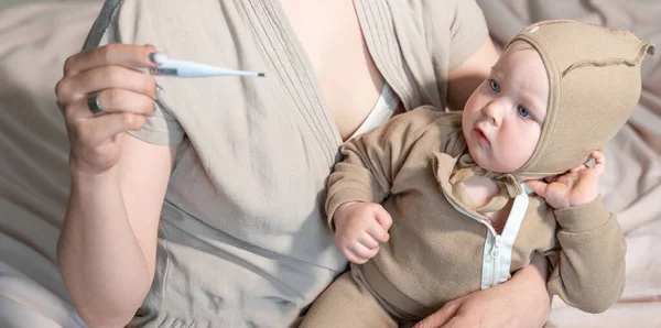 Mamá Mide Temperatura Corporal Del Bebé Por Termómetro Electrónico Niño —  Fotos de Stock