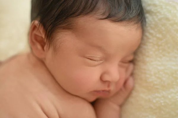 暗い髪の新生児は横に寝そべっています 毛布の上でかわいい中東の子供 広告のための静かなシーンコピースペース — ストック写真