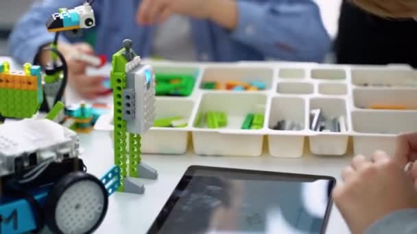 Robotika Programozó Óra Gyerekek Robotot Építenek Kódolnak Stem Oktatás Építőkockák — Stock videók