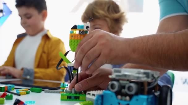 Programmierkurs Für Robotik Kinder Konstruieren Und Programmieren Roboter Mint Ausbildung — Stockvideo