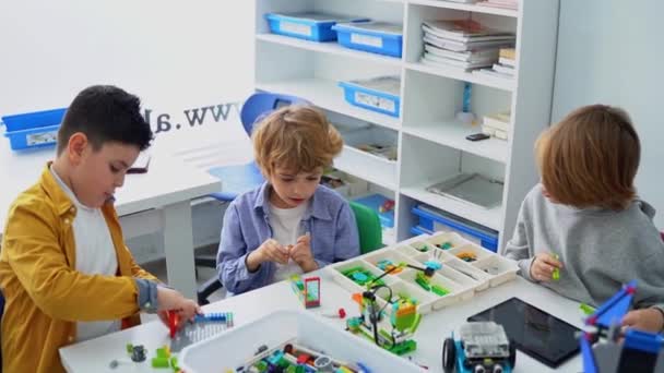 Πρόγραμμα Ρομποτικής Παιδιά Κατασκευάζουν Και Κωδικοποιούν Ρομπότ Stem Εκπαίδευση Χρησιμοποιώντας — Αρχείο Βίντεο