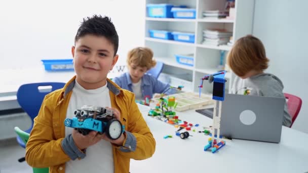 Hodina Programování Robotiky Děti Konstruují Kódují Robota Stem Vzdělávání Pomocí — Stock video