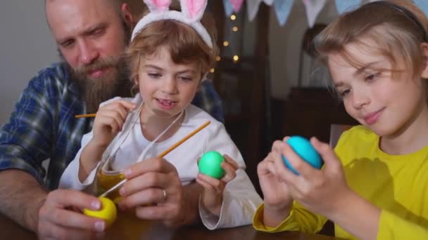 Великодню Сімейну Традицію Тато Двома Щасливими Дітьми Кролячими Вухами Прикрашають — стокове відео