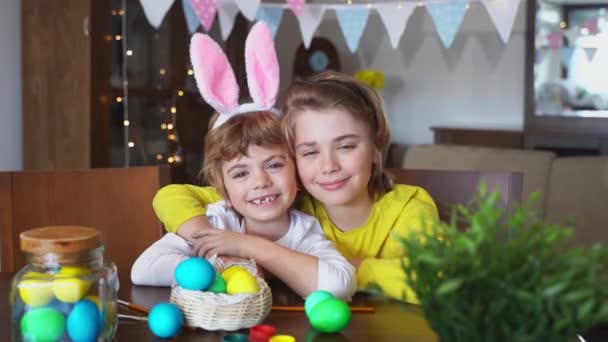 Easter Sunday Family Holiday Traditions Two Caucasian Happy Siblings Kids — Stockvideo
