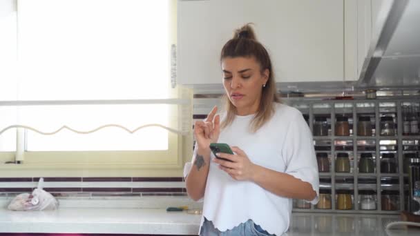 Femeia Care Utilizează Smartphone Bucătărie Acasă Nevasta Casa Cumpărături Online — Videoclip de stoc