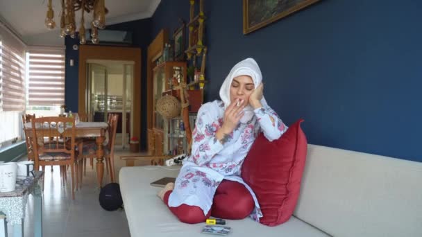 Oriente Medio Árabe Islámica Mujer Fumar Tabaco Casa Concepto Estilo — Vídeos de Stock