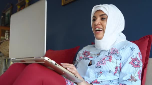 美しい幸せなイスラム教徒のアラビア人女性を使用してノートパソコンのリモートワークホームオフィス屋内 オンラインショッピングソーシャルメディア — ストック動画