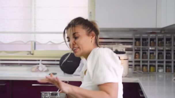 Orta Doğulu Sevimli Mutlu Bir Kadın Mutfakta Yemek Pişirirken Dans — Stok video
