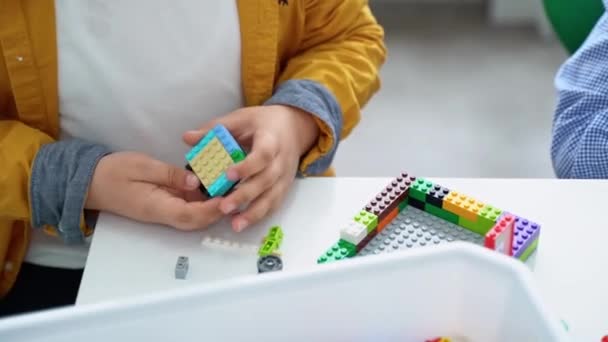 Robotika Programozó Óra Gyerekek Robotot Építenek Kódolnak Stem Oktatás Építőkockák — Stock videók