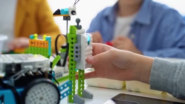 Robot Programlama Dersi Çocuklar Robot Yapıp Kodluyorlar Nşaat Blokları Dizüstü — Stok video