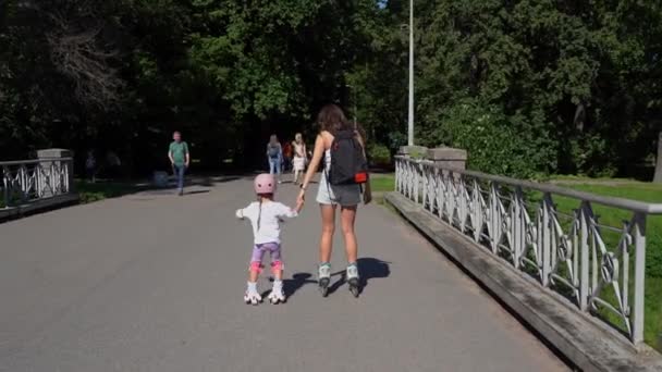Mom Little Daughter Girl Enjoy Inline Skating Roller Public Park — Stock Video