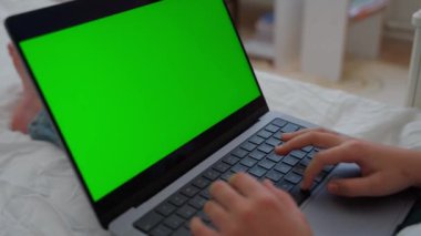 Laptop yeşil ekran Chroma Key kullanan Kafkas Ortaokulu öğrencisini kapatın. Klavyede yazan çocuk. Çevrimiçi öğretmenlik, dijital dersler, evde bilgisayar dersleri. Sanal eğitim