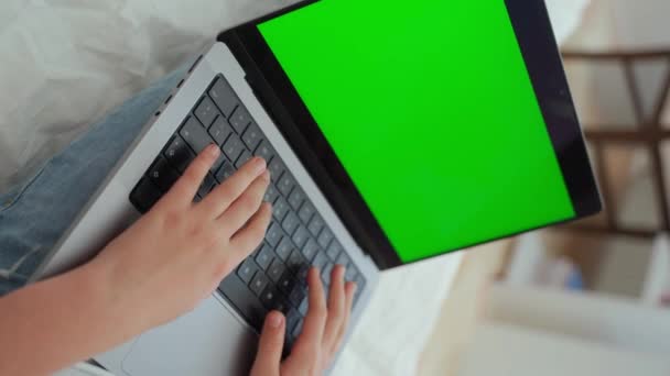 使用笔记本电脑绿色屏幕色谱键关闭聪明的高加索中学生 孩子在键盘上打字 网上家教数字化课程 网上家教电脑 虚拟教育 — 图库视频影像