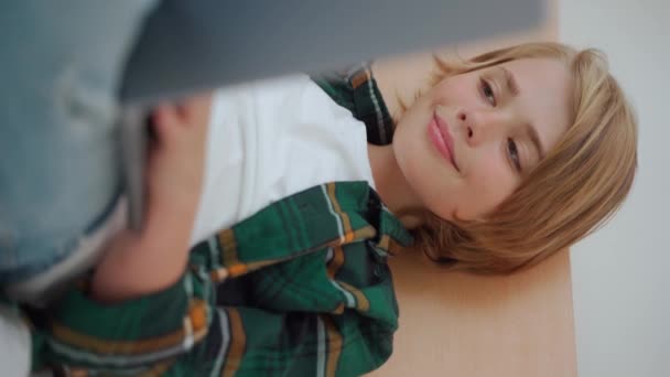 ラップトップを使用してスマート白人中学生の男の子 キーボードを入力している子 家庭でデジタルクラス コンピュータ上のWebレッスンを教えるオンライン家庭教師 バーチャル教育 電子教育 — ストック動画
