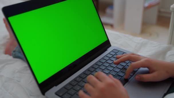 Menutup Cerdas Kaukasia Anak Tengah Menggunakan Layar Hijau Laptop Chroma — Stok Video