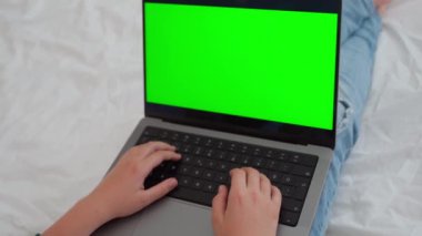 Laptop yeşil ekran Chroma Key kullanan Kafkas Ortaokulu öğrencisini kapatın. Klavyede yazan çocuk. Çevrimiçi öğretmenlik, dijital dersler, evde bilgisayar dersleri. Sanal eğitim