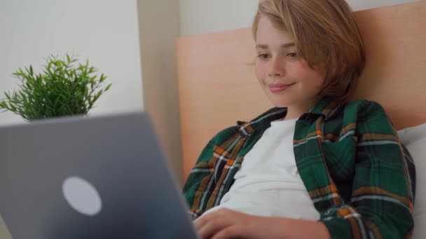 Mądry Chłopiec Podstawówki Korzystający Laptopa Dziecko Piszące Klawiaturze Zagraj Grę — Wideo stockowe