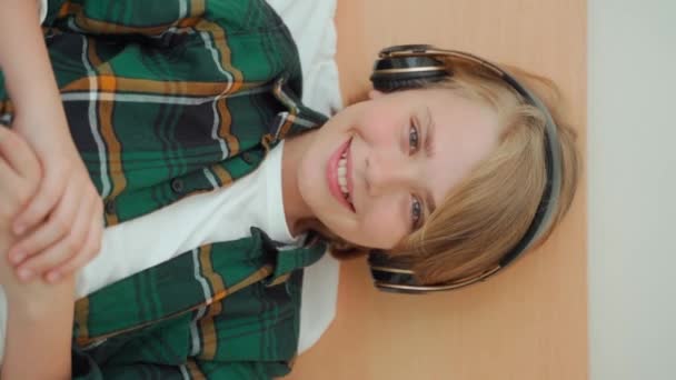 Мальчик Подросток Помощью Беспроводных Наушников Слушает Музыку Наслаждается Жизнью Хобби — стоковое видео