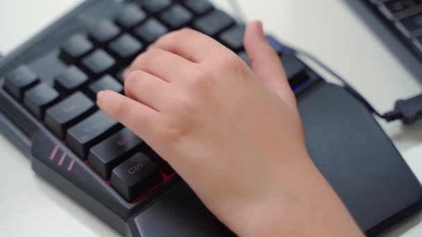 关闭儿童手打字电脑游戏键盘 儿童玩电脑游戏 业余爱好休闲活动 儿童不健康的技术成瘾 高质量的4K镜头 — 图库视频影像