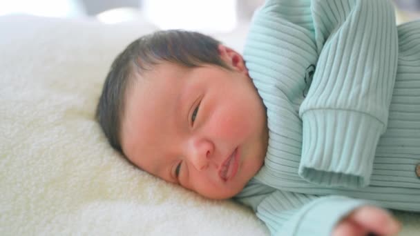 Bebeluș Nou Născut Păr Întunecat Culcat Partea Dormind Trezirea Ochilor — Videoclip de stoc