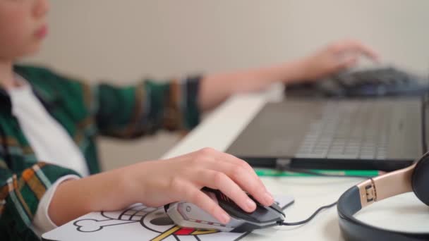 关闭儿童手打字电脑游戏键盘鼠标 儿童玩电脑游戏笔记本电脑 业余爱好休闲活动 儿童不健康的技术成瘾 高质量的4K镜头 — 图库视频影像