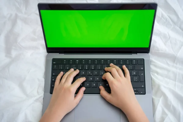 Zamknij Inteligentny Biały Gimnazjum Dziecko Pomocą Laptopa Zielony Ekran Chroma — Zdjęcie stockowe