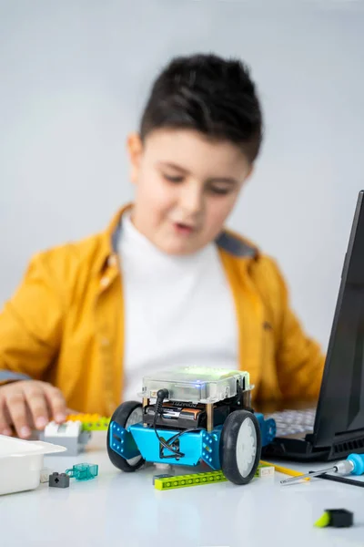 Robot Programlama Dersi Çocuklar Robot Yapıp Kodluyorlar Nşaat Blokları Dizüstü — Stok fotoğraf