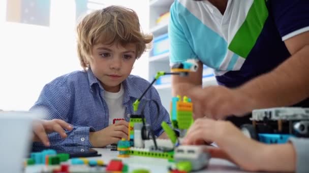 Занятия Робототехнике Дети Конструируют Кодируют Робота Обучение Stem Помощью Блоков — стоковое видео